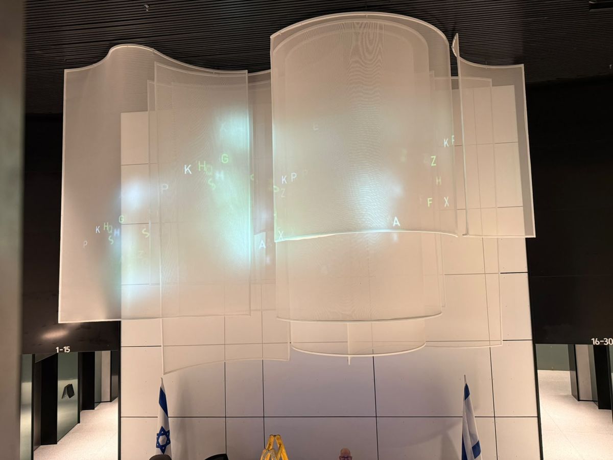 יריעות הבד המרחפות בלובי בית רובינשטיין, מוארות בלילה עם וידאו ארט