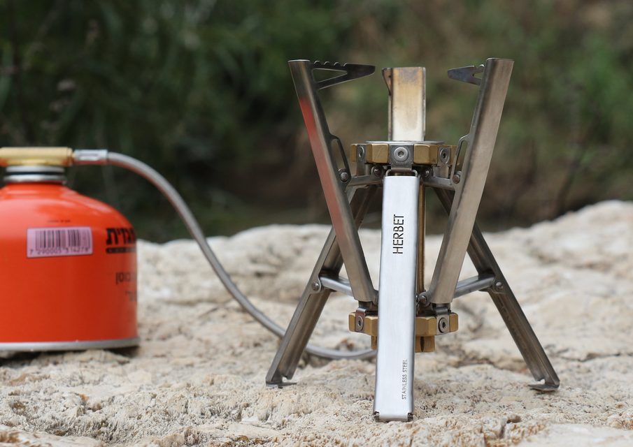 הגזייה הפתוחה ליד מיכל גז, על סלע