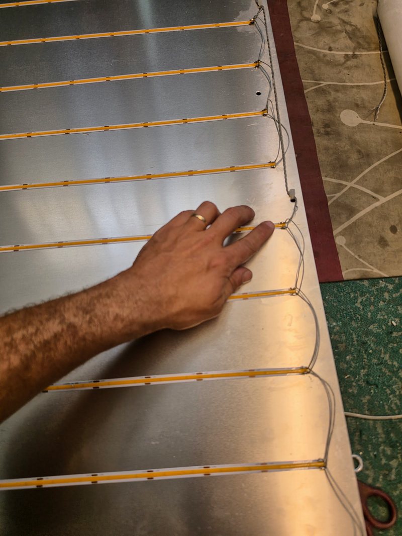 חיווט פסי הלד על לוח האלומיניום