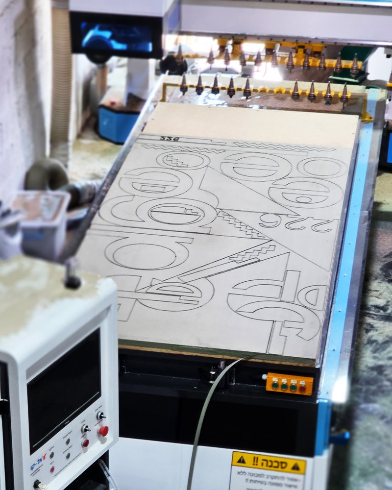 חיתוך רכיבי הלוגו במכונת CNC