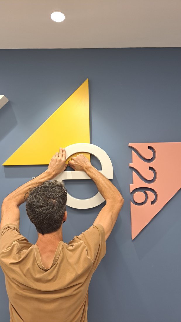 התקנת האות e על הקיר, ליד המשולש הצהוב והמספר 226