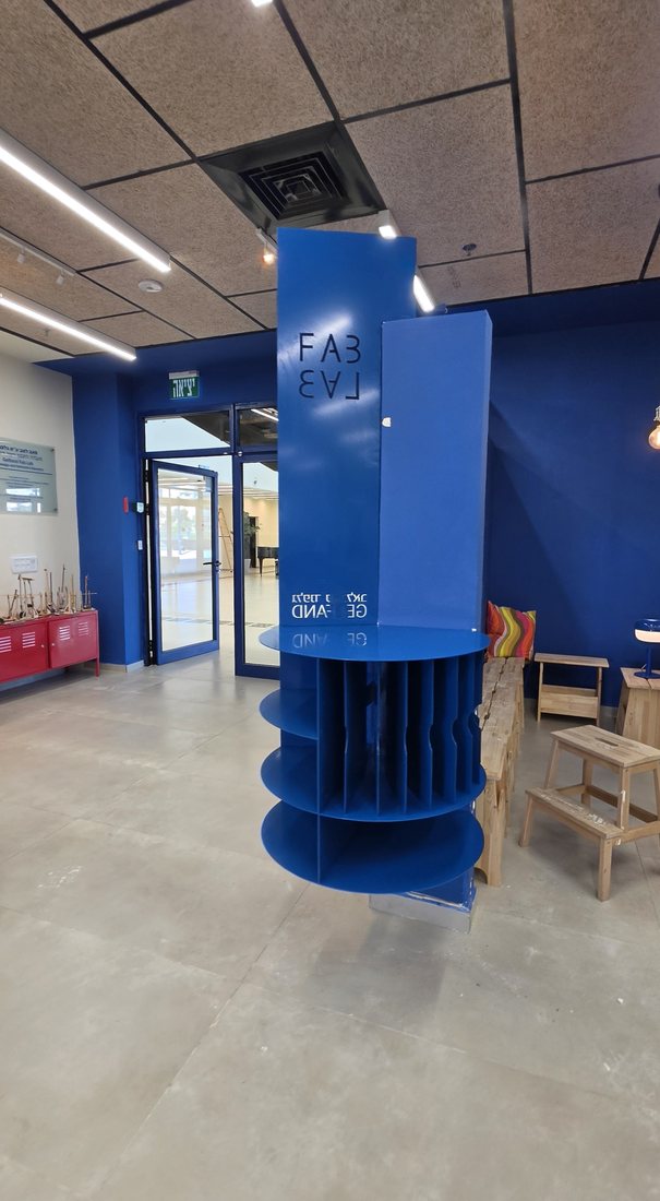 הרהיט במבט מהכניסה למעבדה