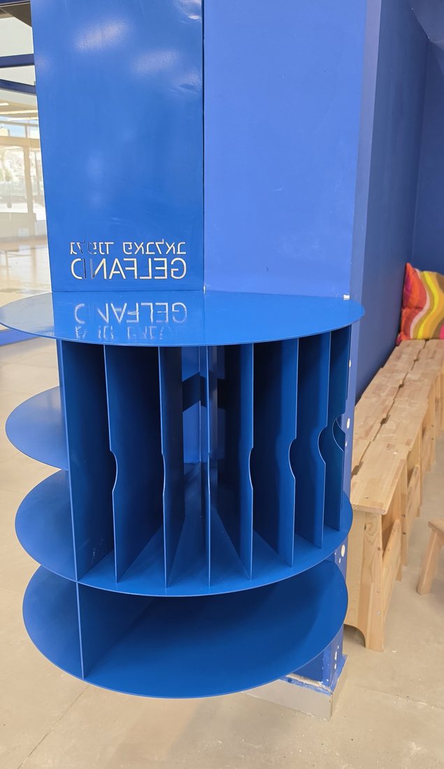 השם גלפנד חתוך בפח, מעל הגליל עם החציצות