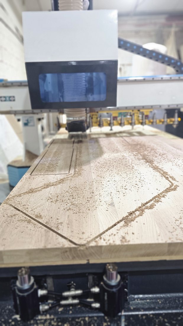 עיבוד עץ האלון של הספסל במכונת CNC