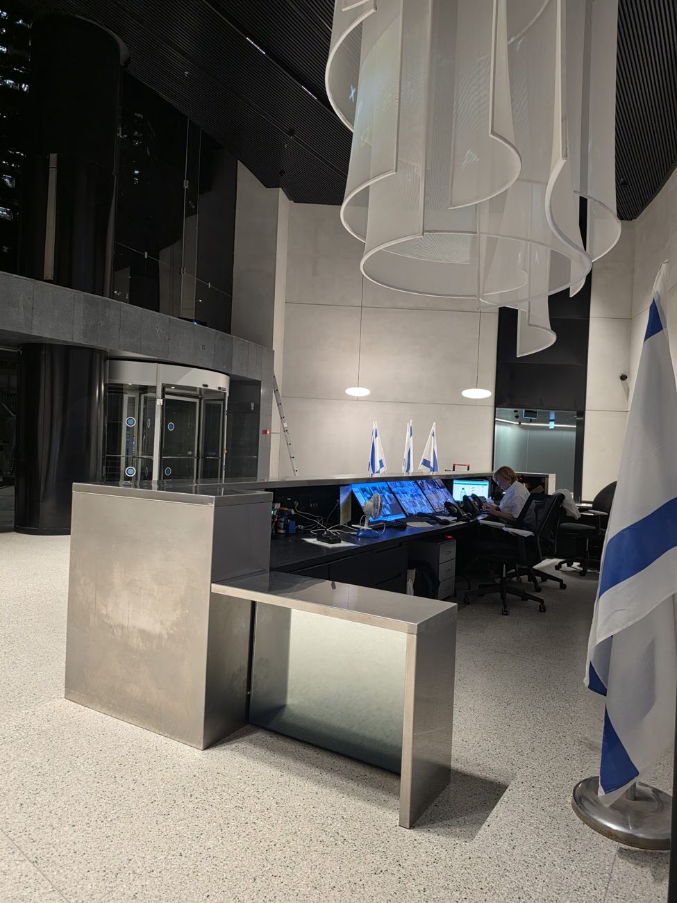 הלובי ביום: האלמנט התלוי מעל דלפק הקבלה