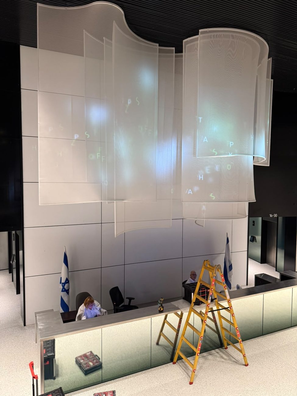 ההקרנה על היריעות מעל הדלפק, עם הסולם בזמן הכיול