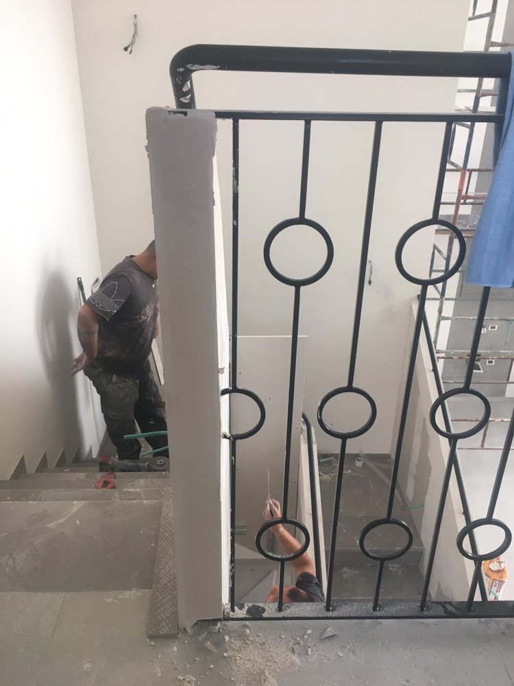 מעקה העיגולים בקומה השנייה בזמן ההתקנה