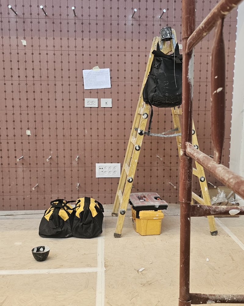 קיר האריחים בזמן העבודה, עם פיגום